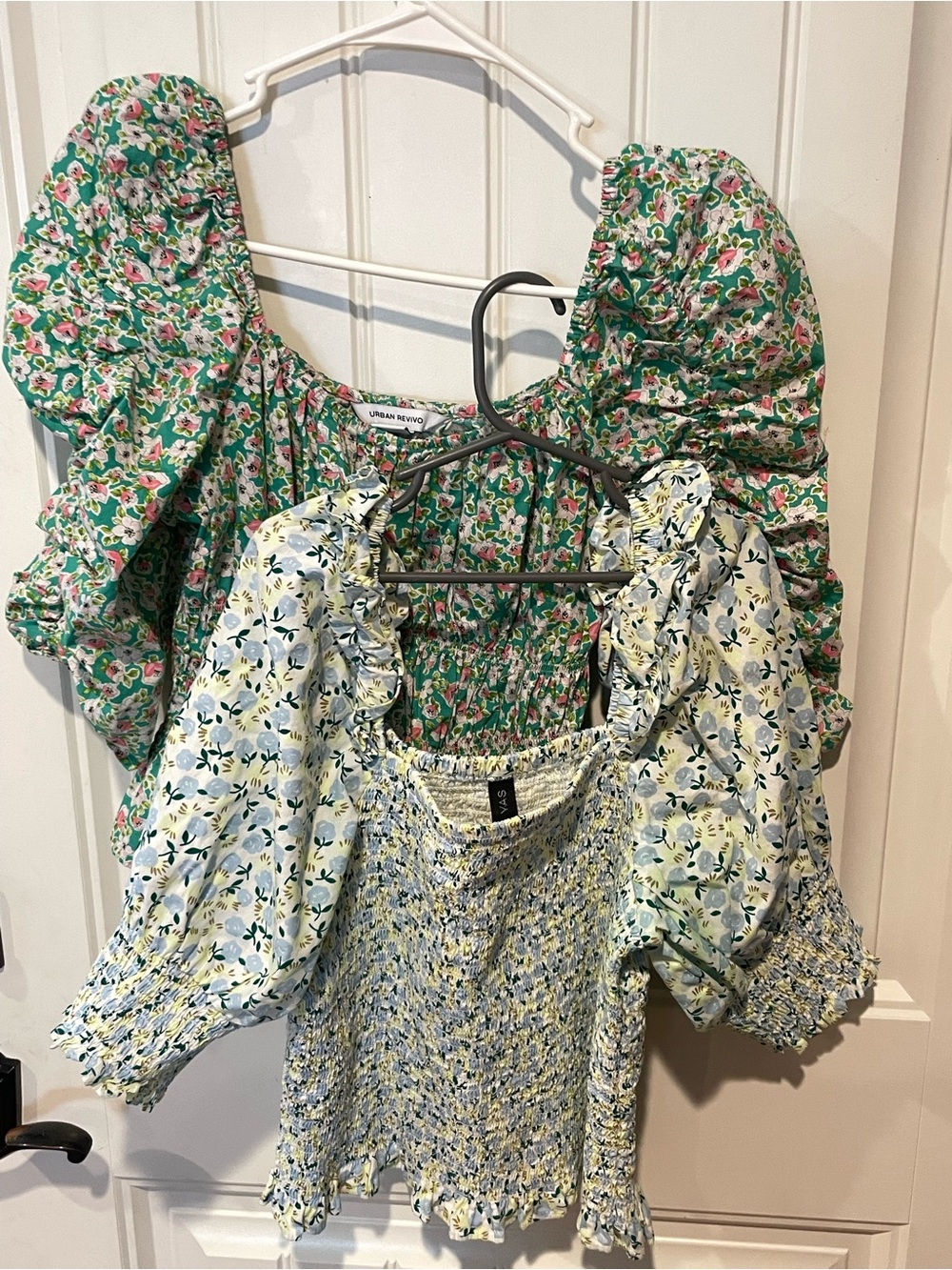 Urban revivo YAS Smocked Floral Puff Sleeve Tops